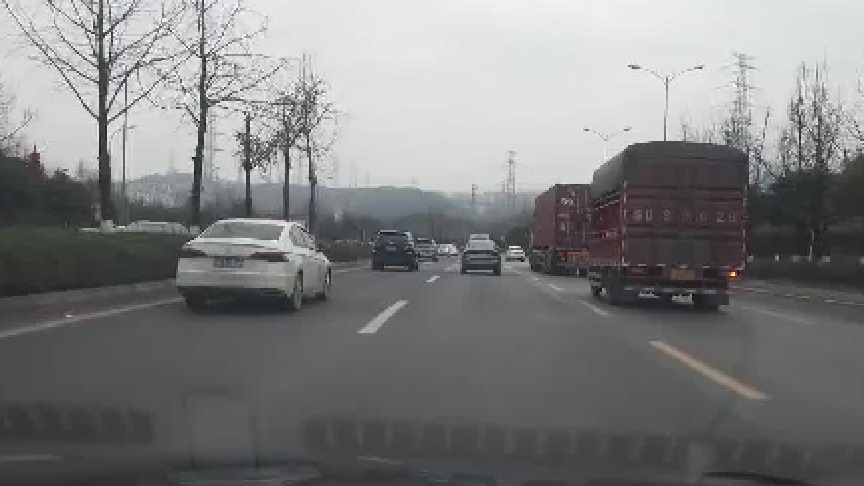 车流中突然发现前方停了一辆车，该如何避免追尾事故，或减轻伤害