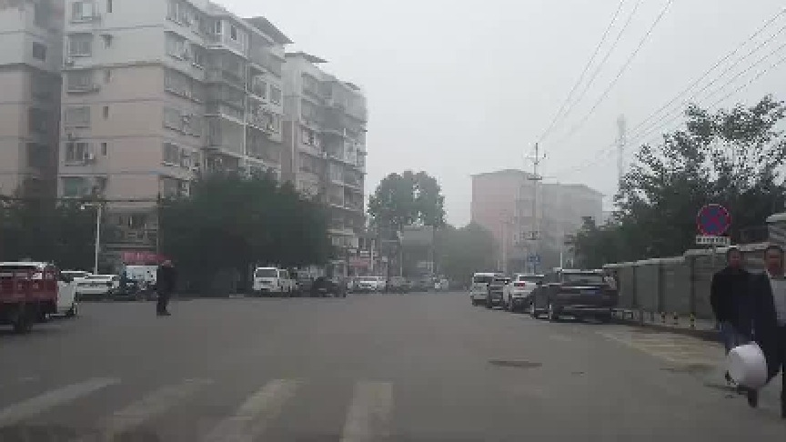 拥堵的人车混杂路段如何安全驾驶，老司机亲自开车演示，不争不抢