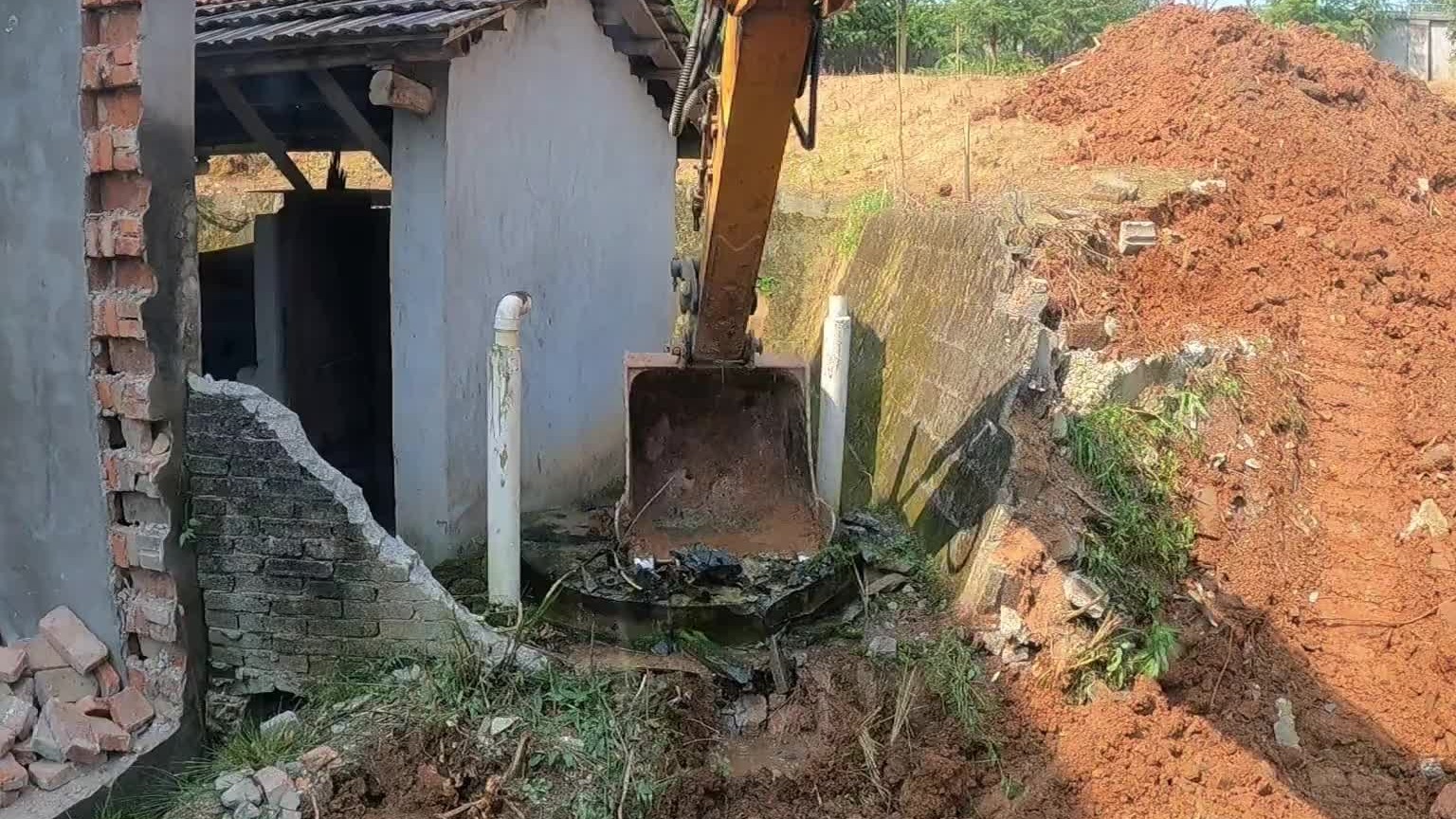 推围墙，挖沟，挖地基。看着很乱，不要慌。我们一步一步来。