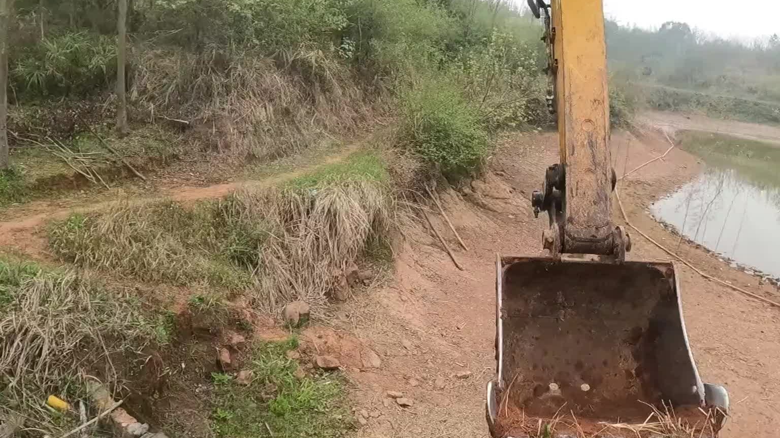 挖鱼塘突然下起暴雨。幸亏我溜的快，不然就要被困鱼塘里，被水淹