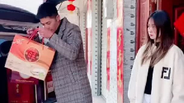 还有三天就要结婚了，我和妈妈一起来给她送礼，既然被她拒之门外，难道18W，比不过我们五年的感情