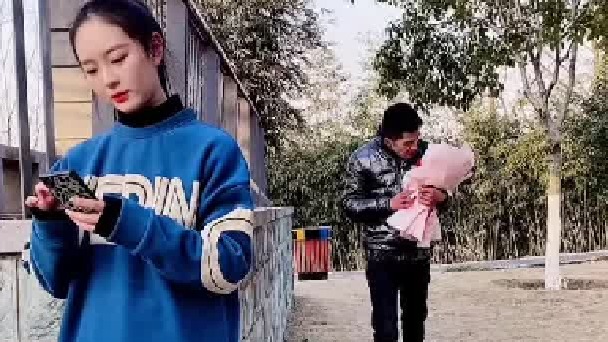 今天偷偷来约见网友，结果离近才发现是自己小姨子，估计被发现了吧