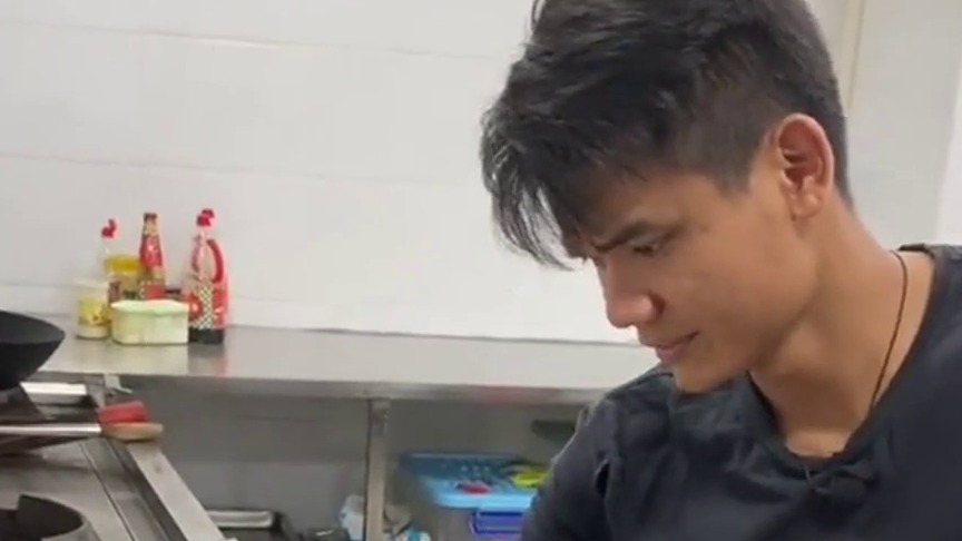 在女同事手里五菱仔没有一块玻璃能完好。