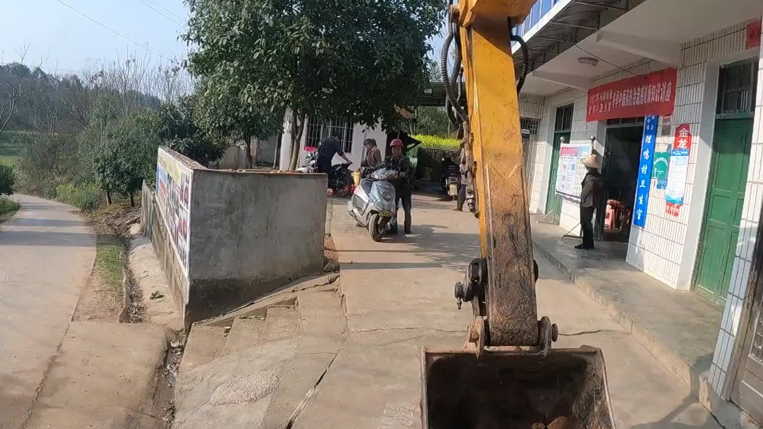 我在旁边修路，这人送了我一包烟。要我帮下忙