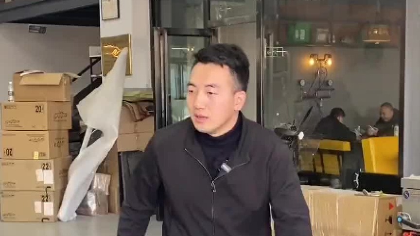 拉着小东用宏哥的拖车去上门接车来贴膜！