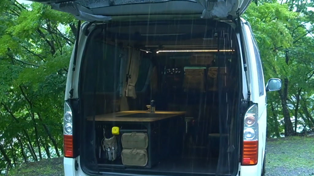 一人大雨汽车露营（第一集） 