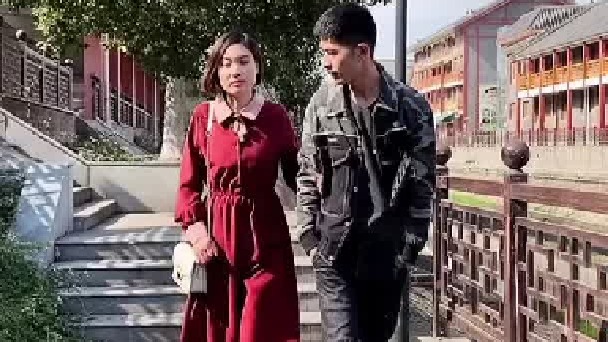 3年前她觉得配不上男孩，不辞而别，来到这里做清洁工，一次偶然相遇，他放弃了现在的女友，依然选择了她