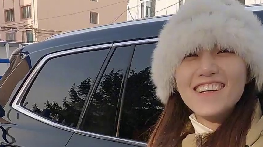 热心钓友发现北境国界的河流冰面下藏巨物，帅小伙立马带女友前往。。