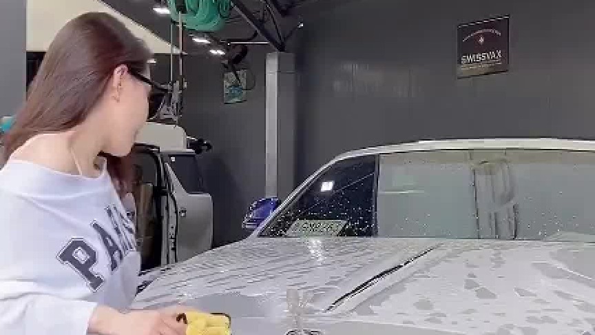 带小助理去吃正宗成都美食，吃到一半下雨了！