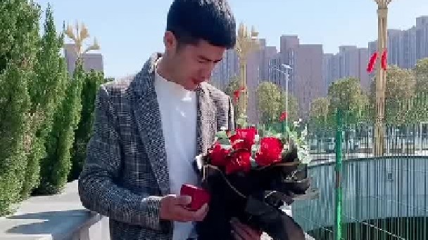 恋爱一周年 打算向她求婚 提前在她下班的路上等她 想给她一个惊喜 没想到给自己大大的惊吓