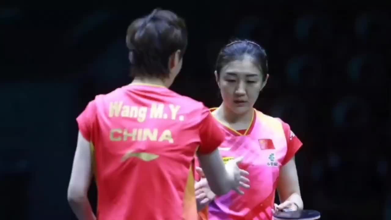 为王曼昱点赞，单打失利后以国乒荣誉为重，和陈梦进女双决赛冲冠