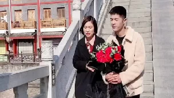 网恋的网友今天见面，我姐非要跟我一起把关，但是没想到却被女友误会了，虽然我姐不同意