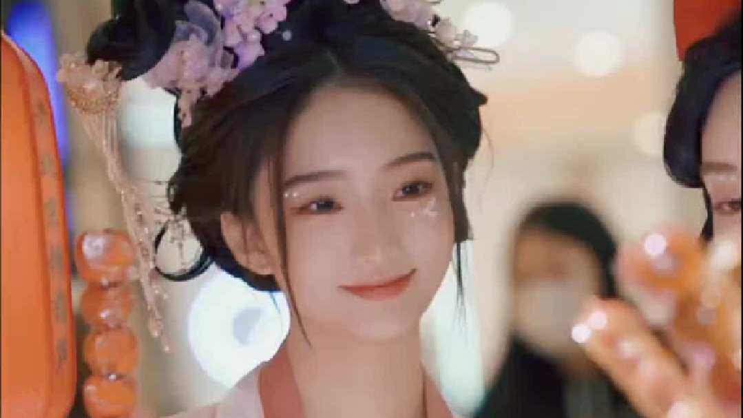 汉服三姐妹游逛商场街头瞬间