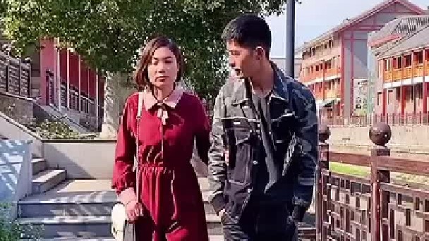 三年前的一个误会导女友生气离开，从此失去联络，一次公园偶遇发现她做了清洁工，往事一幕幕浮现