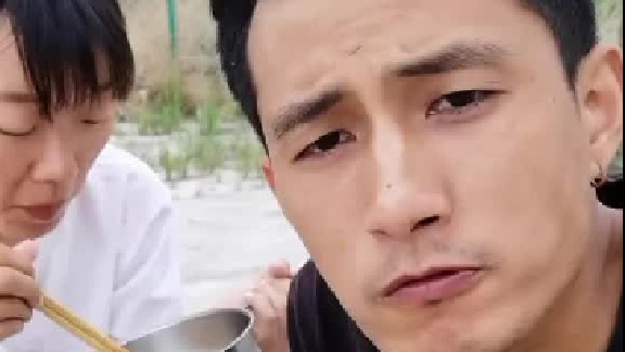 虽然我的生活比较拮据，但是最起码我还能填饱肚子