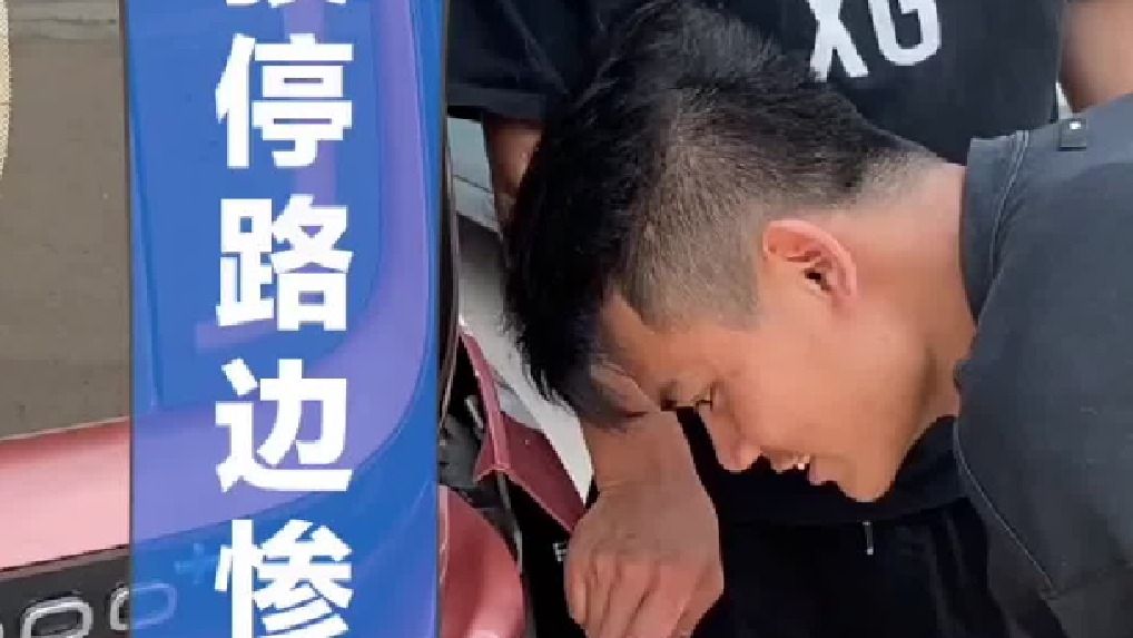 小宝骏：我招谁惹谁了，停路边都能被亲上。