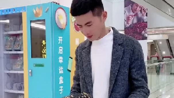 我不知道他们什么关系，作为一个男人最不能容忍的一幕出现了为了家和孩子，我还是面带笑容的陪她一起回家