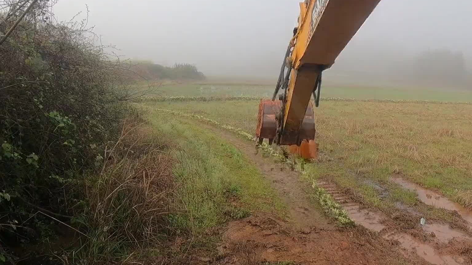 一万四包了个大活，1500米机耕路加宽，清沟。最后亏了没有