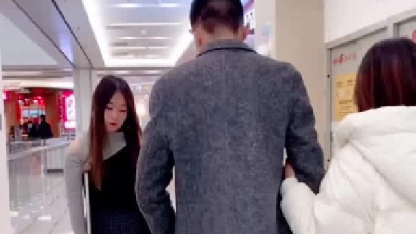 多年前女友出车祸为了不拖累男友，骗男友嫁到国外，不料多年后商城相遇