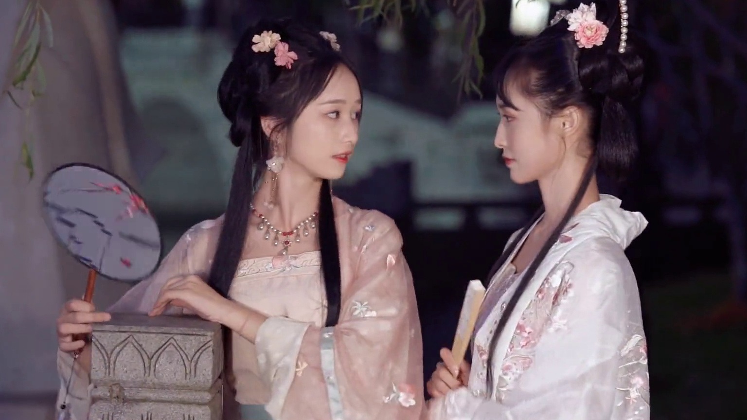 汉服姐妹夜游西塘