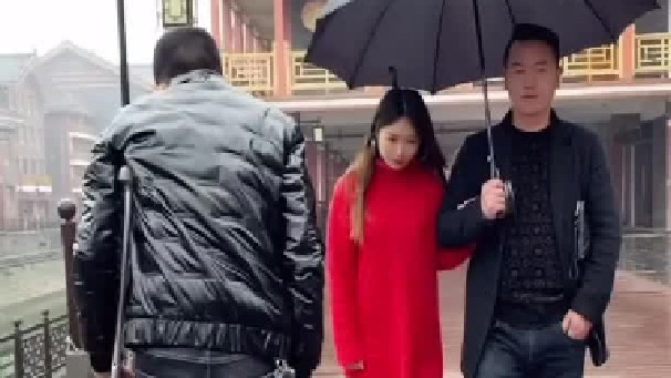 公园偶遇老婆前夫，他怎么受伤了？老婆上去帮助他，大家说说这样对吗？