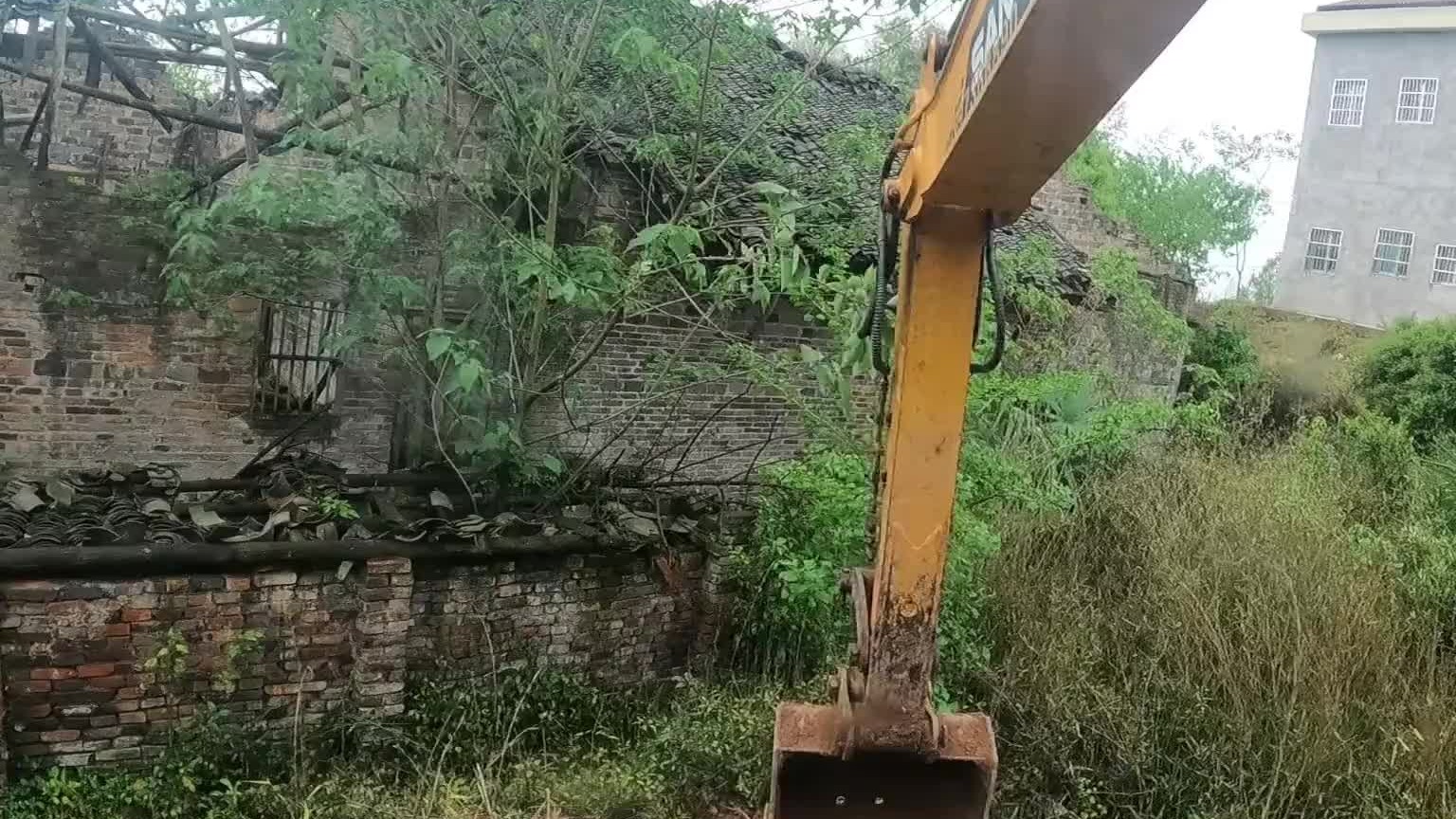 不愧是村里面出了名的快，三分钟之内就拆掉了前面的危房。