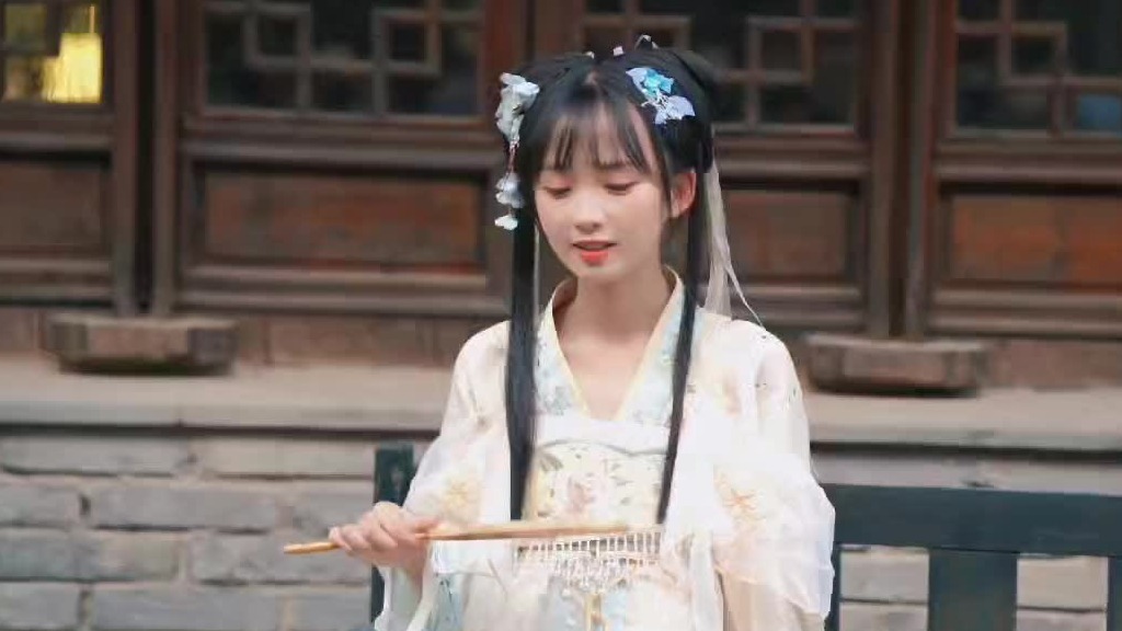 可爱汉服姐妹纳凉中