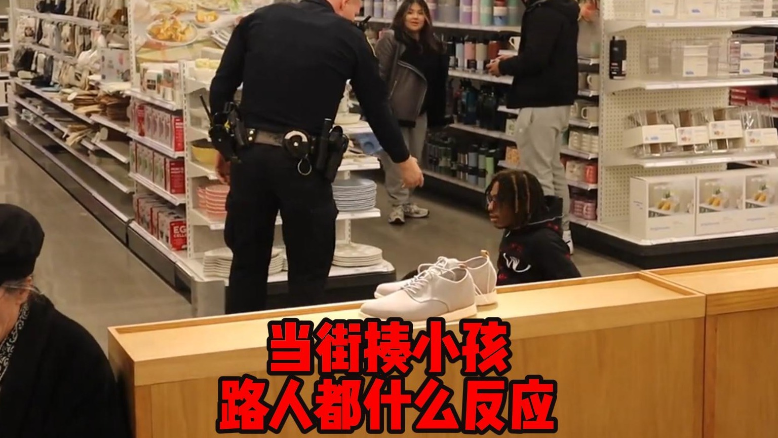 老外恶搞，当街揍孩子，路人都什么反应？