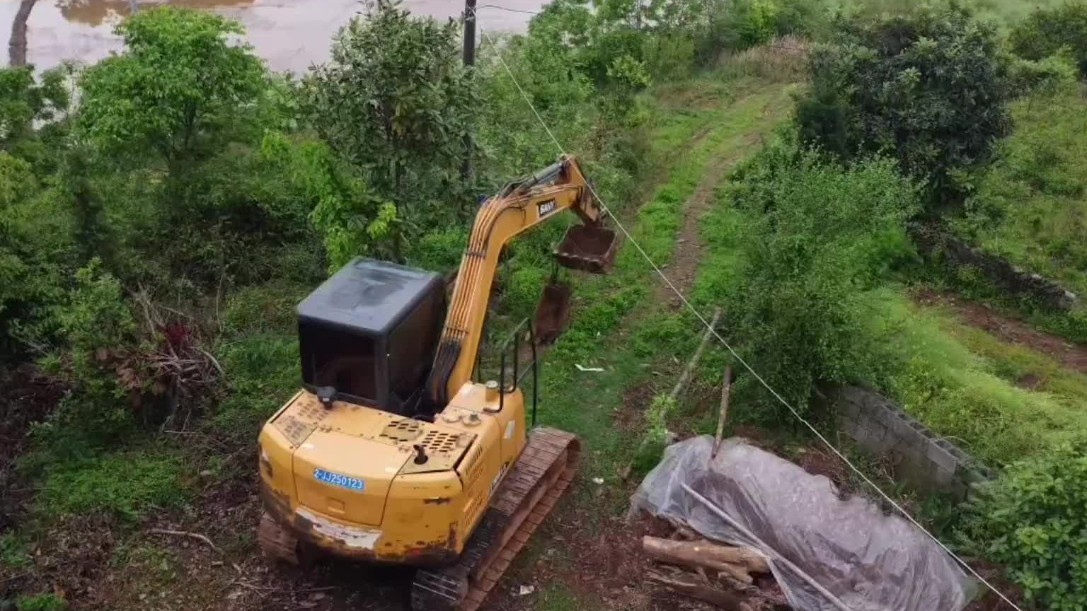 田里挖沟，改善泥巴田。老奶奶快70了，还承包了几十亩田。佩服