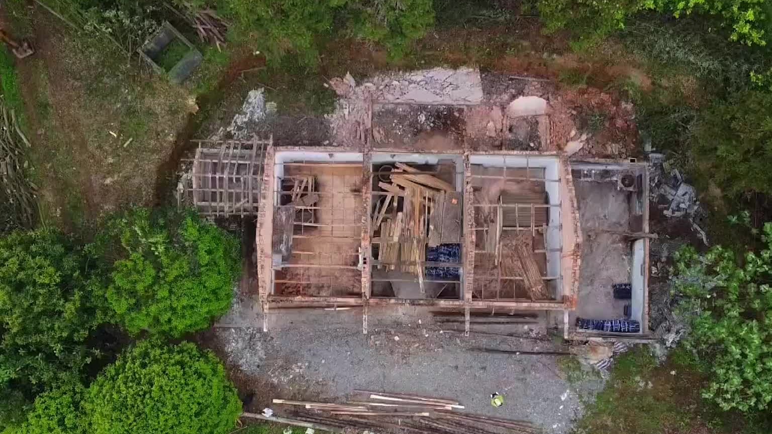 翻修祖屋，喊挖机过来把四周清理一下。鱼塘里面掏一掏