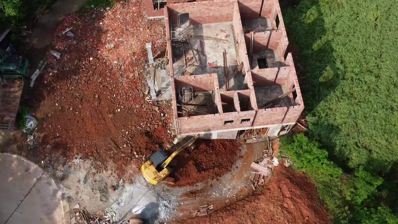 拆旧屋的砖头填的地平，走在上面容易绊倒。今天喊我过来平一平。