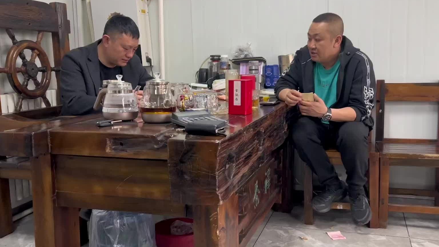 东老板混的有点惨啊