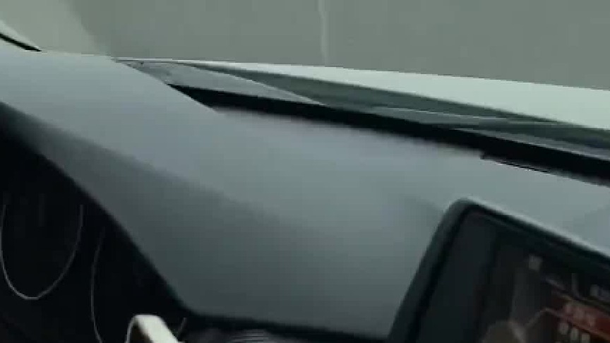 编导今天突然间开了一辆车过来贴膜！