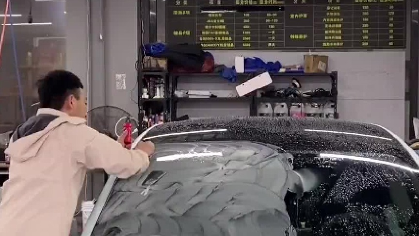 雨季来了玻璃不清晰，要及时清理油膜