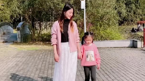 无意中得知她早已离婚，身边还带着她女儿，星夜兼程跑来另外一个城市找她，希望能给我一个机会照顾她们母女