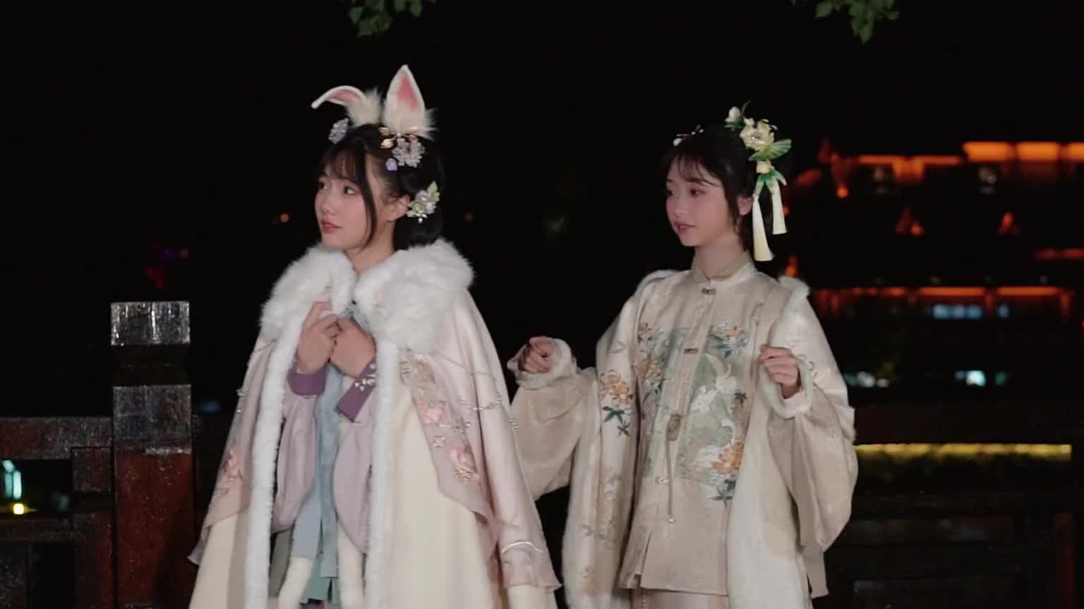 晚上俩汉服小可爱游街小片段 一整年的惊艳
