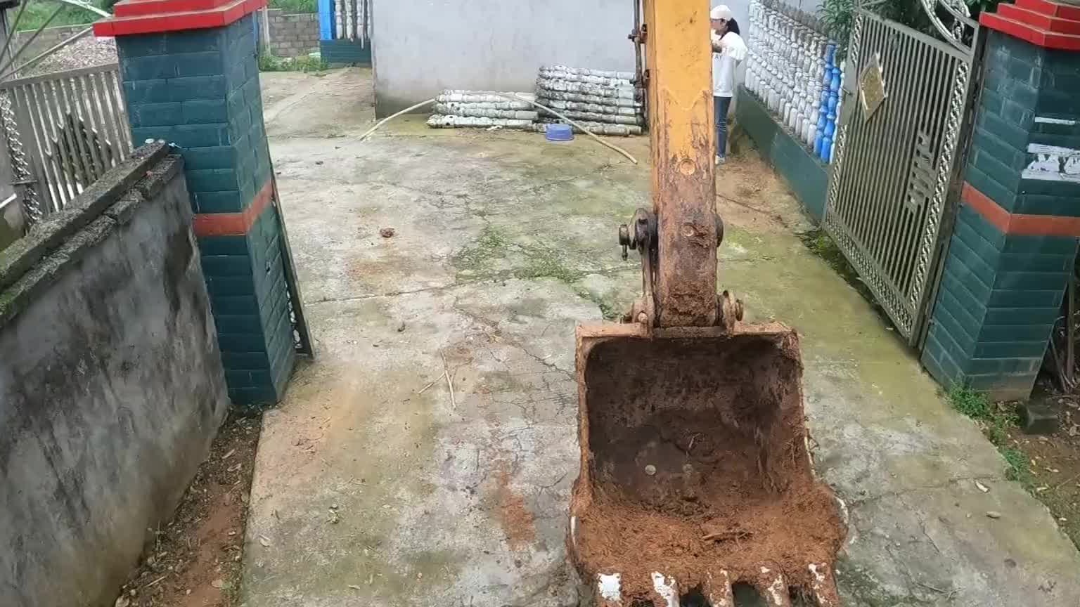 门前院子窄了，调头不方便。喊挖机狗脑壳过来拖土填宽。