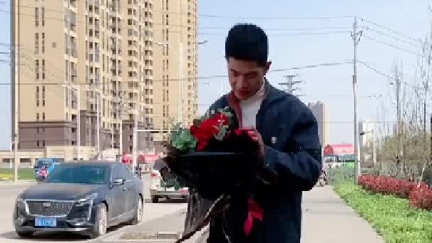 相恋一年的女网友，今天约在公园见面，试探一下她是不是那种物质的女孩，结果