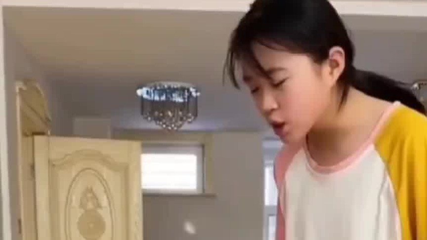 弟弟：妈妈的话可以不听，姐姐的话必须听，不听真挨揍。