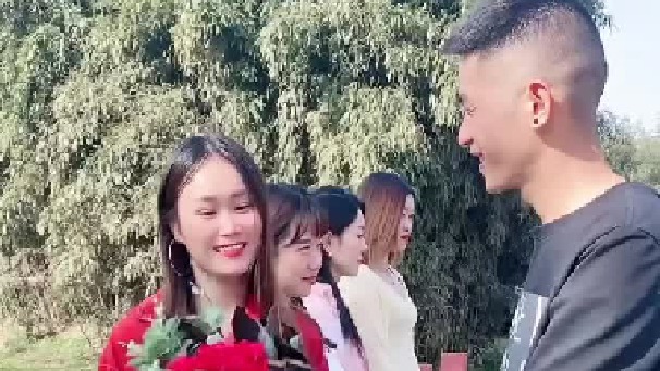 网恋的一年的网友，一直电话联系，今天带着她姐妹们来见我，让我猜出谁是她，猜对跟我一起，猜不对分手