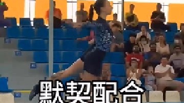 女子跟海豚配合的很默契