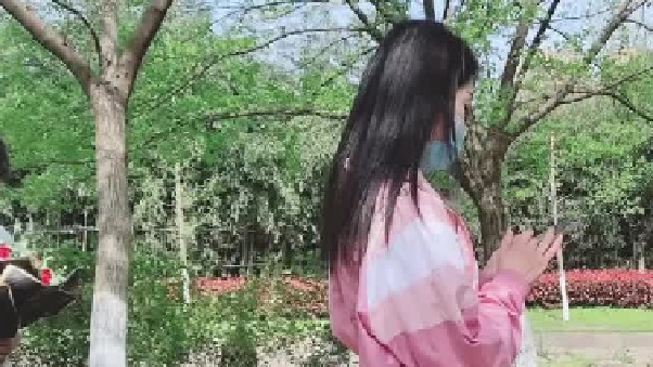 认识半年的网友，今天公园第一次见面，当我摘下口罩的那一刻，瞬间觉得自己配不上她