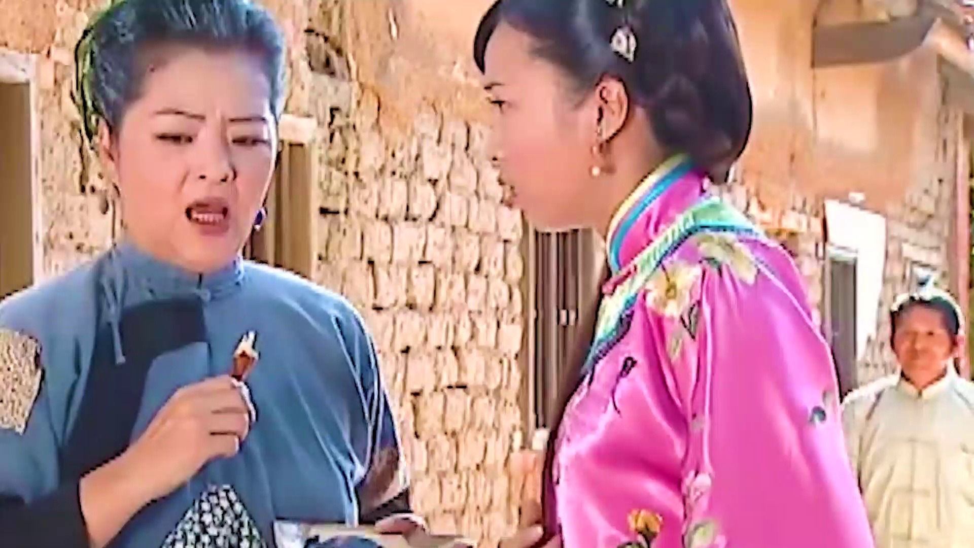 女人好心施舍乞丐婆，不料意外躲过一劫！