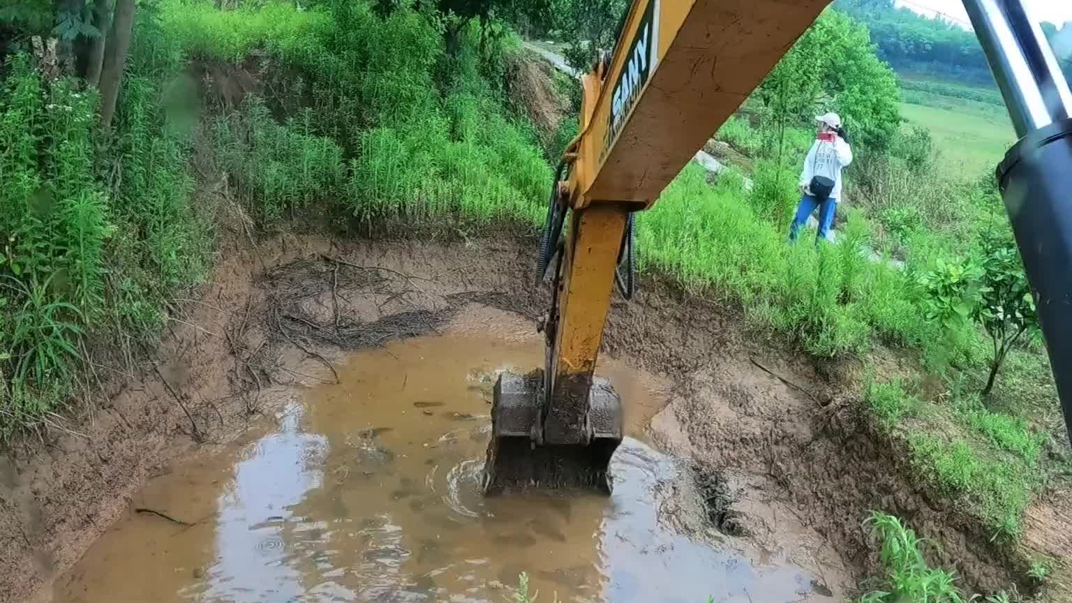 老板打电话说呀鱼塘，过来之后原来是个水坑。老板你这不是搞笑吗
