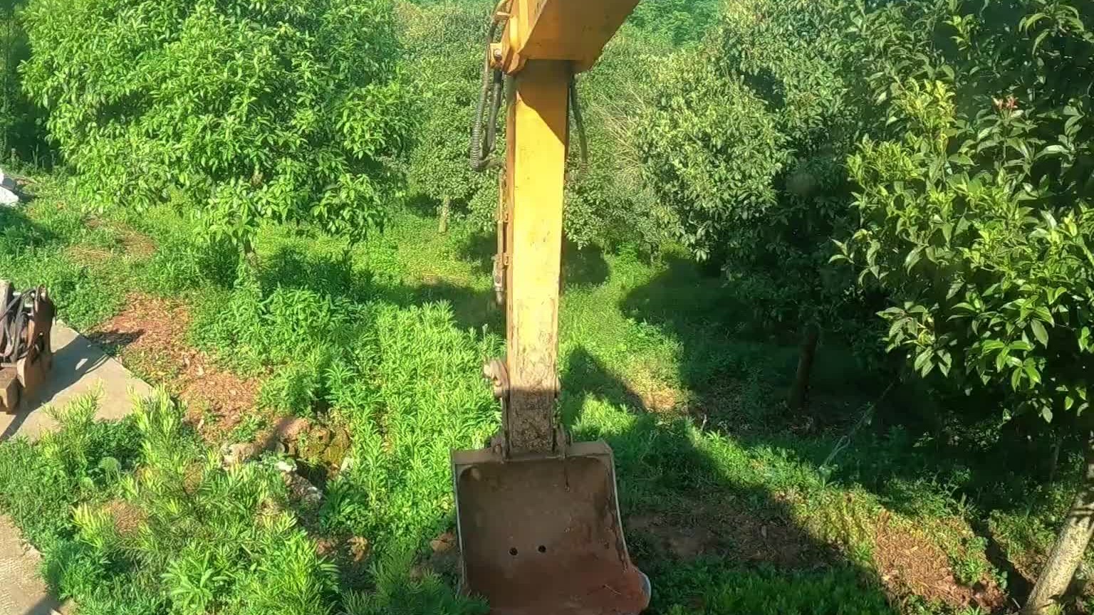 屋前屋后挖保坎基础，房屋四周建设一下。环境整好一点