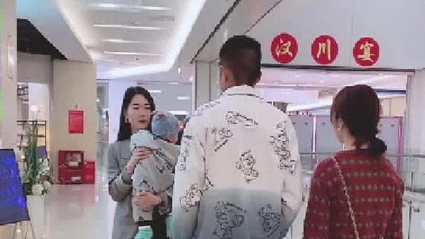 五年前因为你父母反对分手，今天再次相遇，得知你过的并不好，能为你做的只有这么多了，祝你幸福