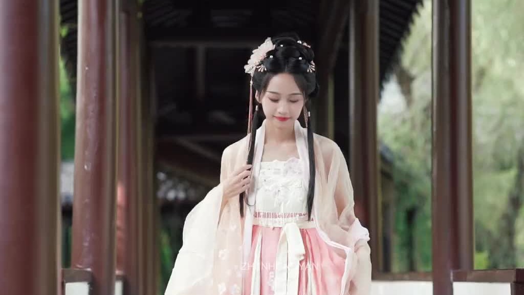 汉服甜妹游览古园林 太甜了