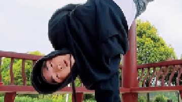 已经过上了老年人的生活 早起晨练，晚上溜达