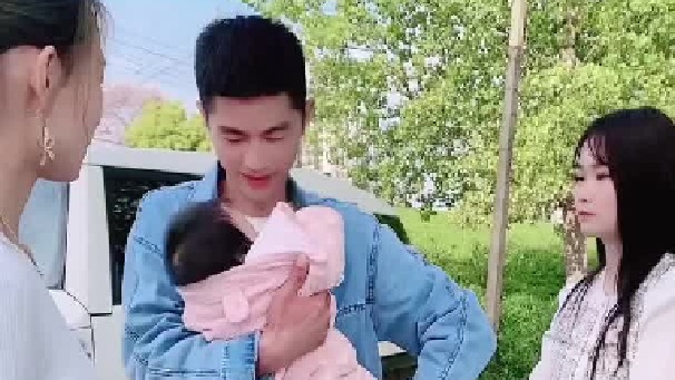 偶遇前女友，跟她分手一年，她怎么怀里抱着小孩，奇怪的是我居然对这小孩有一种莫名亲切感，她和小孩什么关