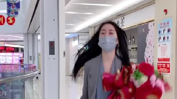 认识一年的网友，她说自己来自农村，32岁至今未嫁是因为脸上有疤，今天请假来车站接她，才发现她一直在骗